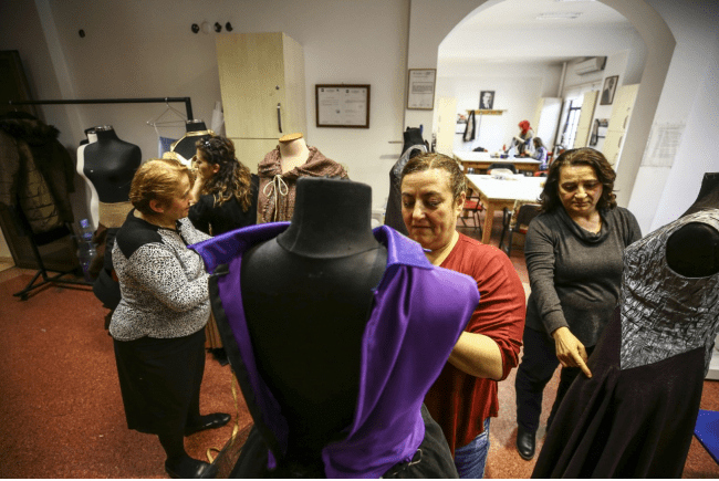 Onlar tiyatronun görünmeyen kahramanları… Sahnenin ışığı, sesi, aksesuarlar, dekorlar, kostümlerin