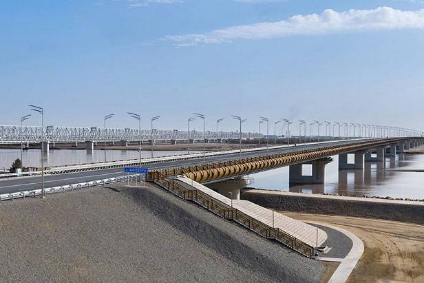 Türkmenistan, Hazar Denizi’nin kıyısında bulunan Türkmenbaşı şehri ile Kazakistan sınırına