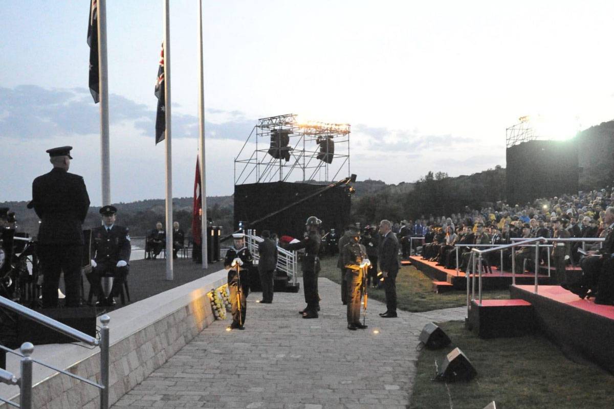 Gelibolu Yarımadası’ndaki Anzak Koyu’nda geleneksel ‘Şafak Ayini’ düzenlenen törenle gerçekleşti.