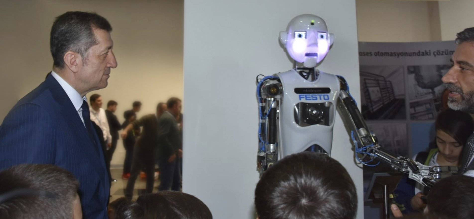 Uluslararası MEB Robot Yarışması´nın açılış töreninde yaptığı konuşan Milli Eğitim