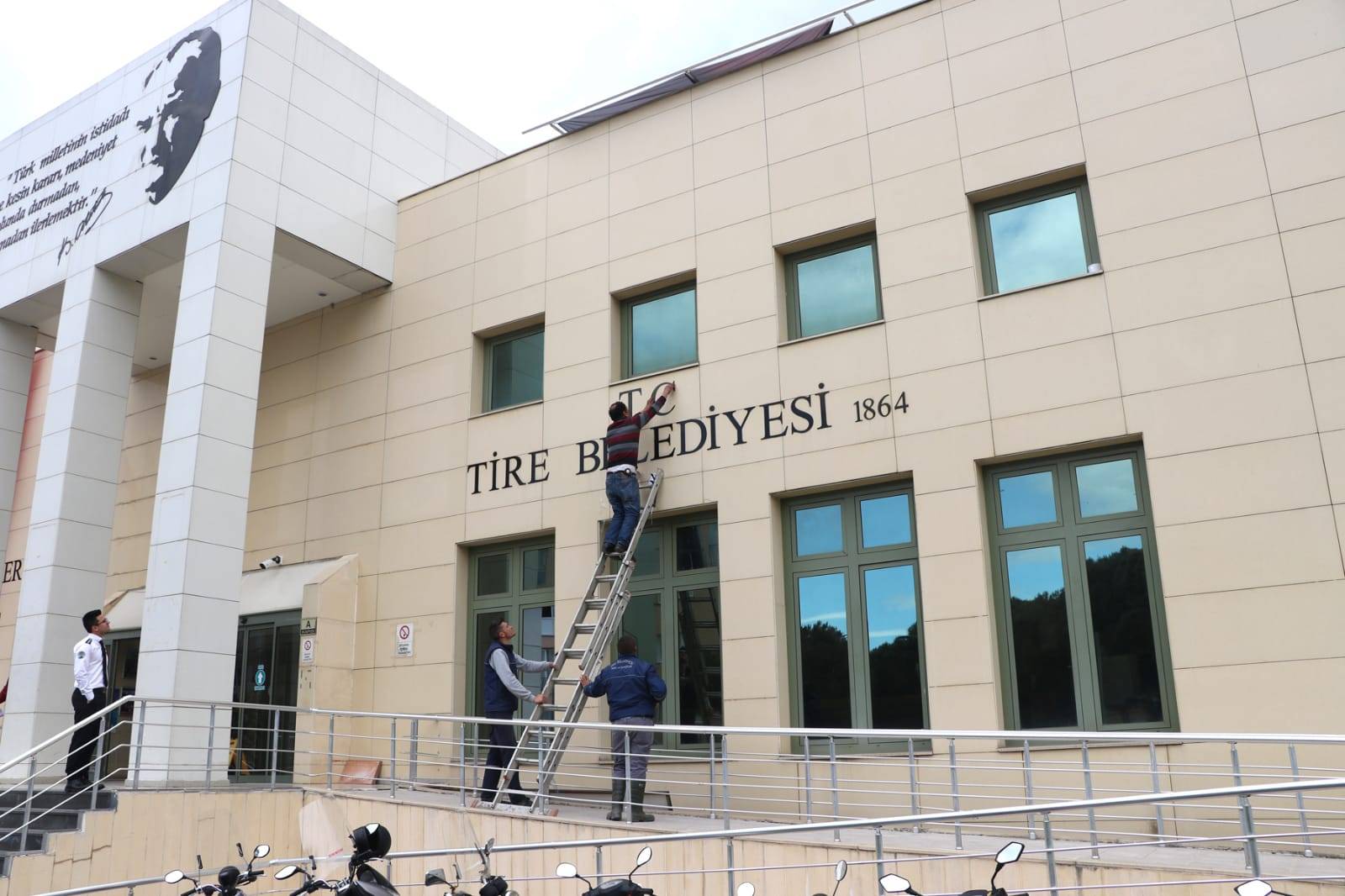 Başkan talimat verdi “T.C.” ibaresi eklendi Tire Belediye Başkanı Salih Atakan Duran’ın talimatıyla Tire Belediyesi Hizmet