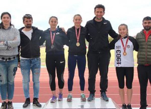 Salon sezonunu iki U18 Türkiye rekoruyla tamamlayan Zeynep Çaylak, Mersin’deki