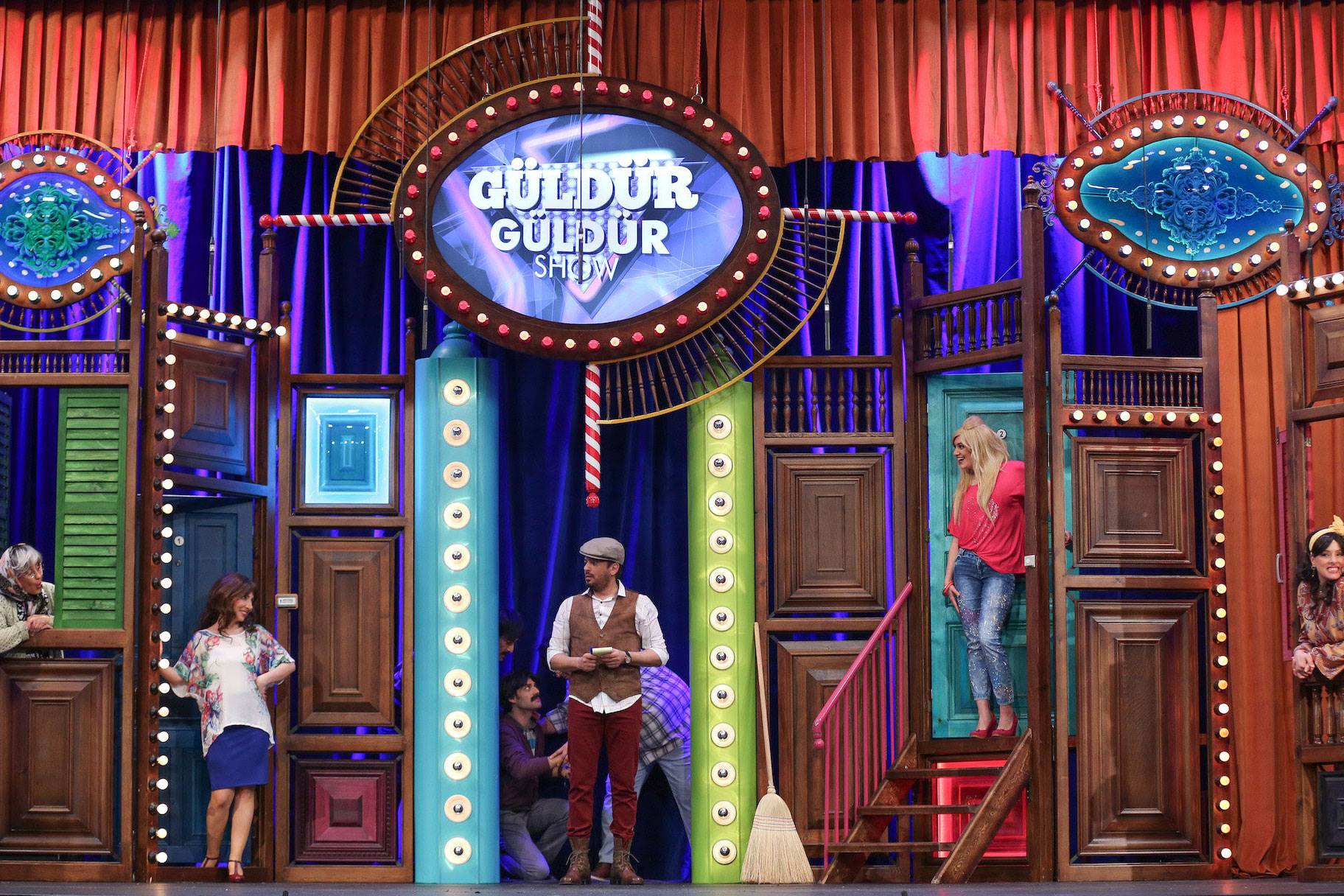 Türkiye turnesine çıkan “Güldür Güldür Show”, İzmirlilere unutulmaz bir akşam