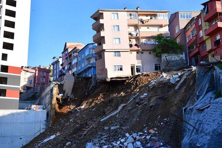 İstanbul Kağıthane’de bir inşaatın istinat duvarının çökmesinin ardından mağdur olan