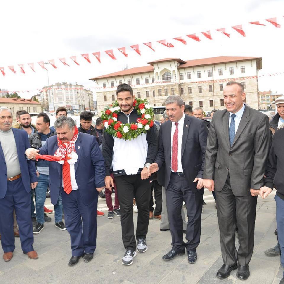 Güreşte 7’nci kez Avrupa Şampiyonu olan Taha Akgül memleketi Sivas’a
