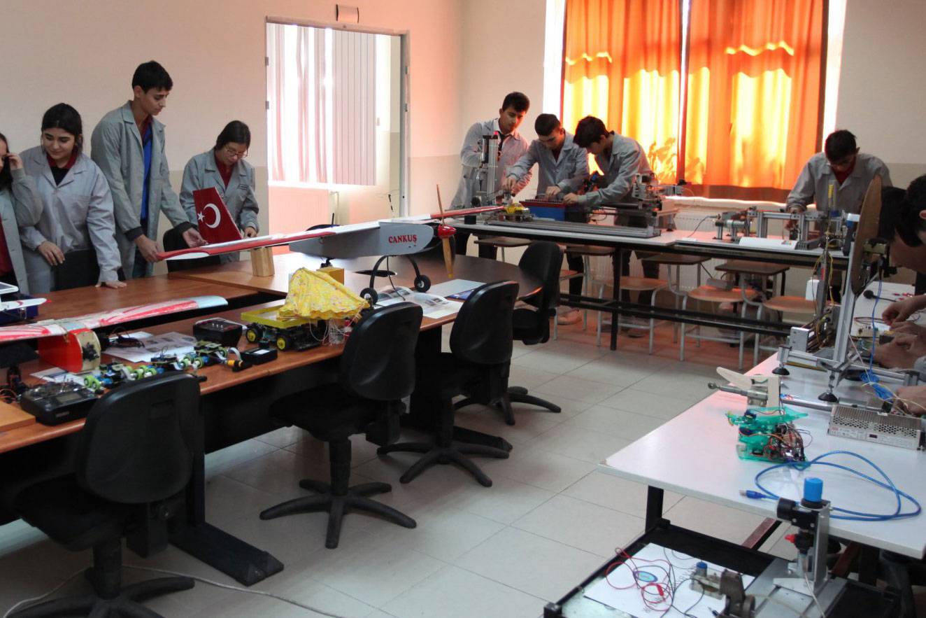 Mesleki ve teknik eğitimde çok önemli dönüşümler yaptıklarını söyleyen Bakan