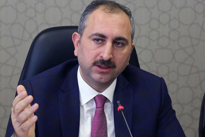 Adalet Bakanı Abdulhamit Gül, İstanbul Anadolu Adliyesinde bir avukatın kıyafet