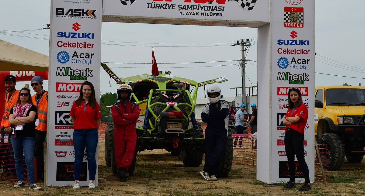 İki araç ve dört sürücüden oluşan takımların, zorlu engeller içeren