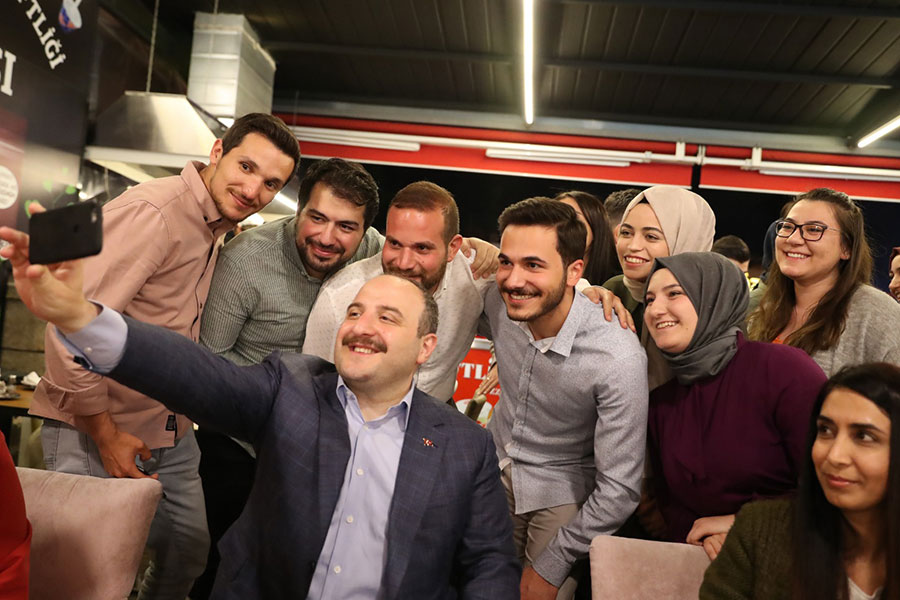 Bakan Varank, Gençleri Twitter’dan Sahura Davet Etti Sanayi ve Teknoloji Bakanı Mustafa Varank, gençleri twitterından sahura davet