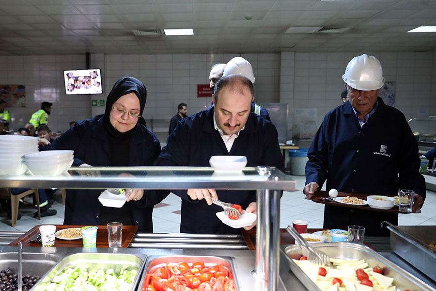 Bakanlar, İşçilerle Sahur Yaptı Sanayi ve Teknoloji Bakanı Mustafa Varank ile Aile, Çalışma ve