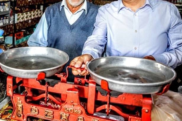Sanayi ve Teknoloji Bakanı Mustafa Varank, ölçü aletinin muayenesi farkında
