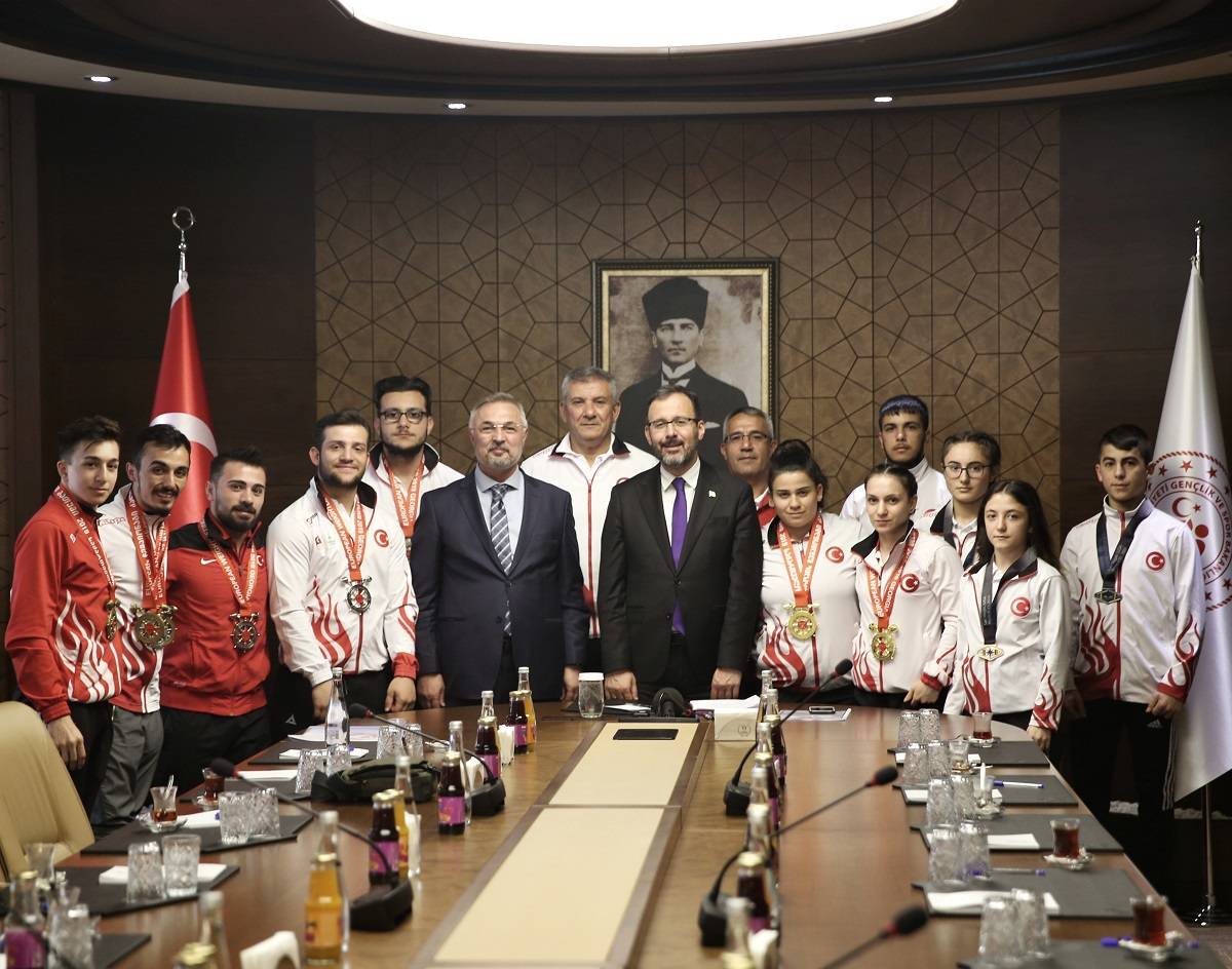 Bakan Kasapoğlu Milli Haltercileri Kabul Etti Gençlik ve Spor Bakanı Dr. Mehmet Muharrem Kasapoğlu, Gürcistan’ın Batum
