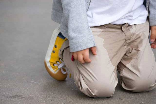 Eskişehir Osmangazi Üniversitesi’nde kurulan ‘çocuklarda İdrar Kaçırma Bilgilendirme Standı’nda konuşan