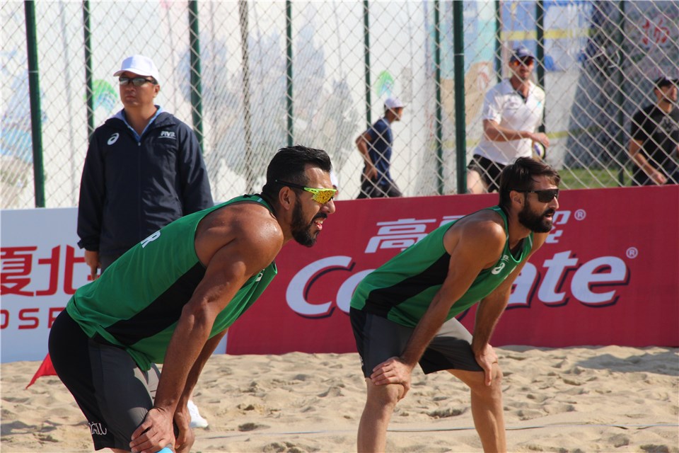 Murat ve Volkan İkilisi, Dünya Turu Itapema Etabı’nda Sahaya Çıktı Plaj Volejbolundaki temsilcilerimiz Brezilya’daki turnuvada elendi. Brezilya’nın Itapema şehrinde devam eden