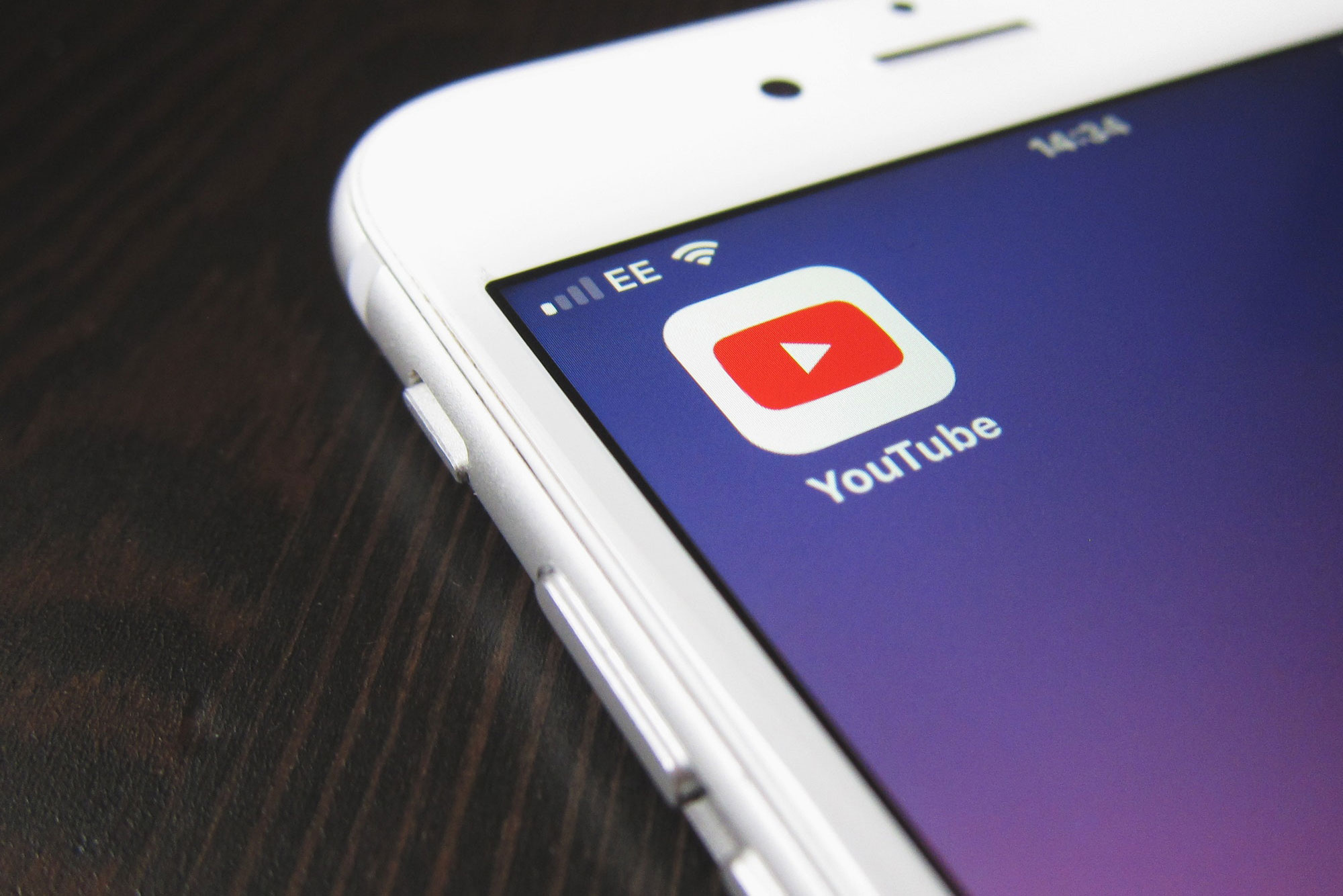 YouTube’da Google Asistan yardımı ile yapılan sesli arama özelliği daha