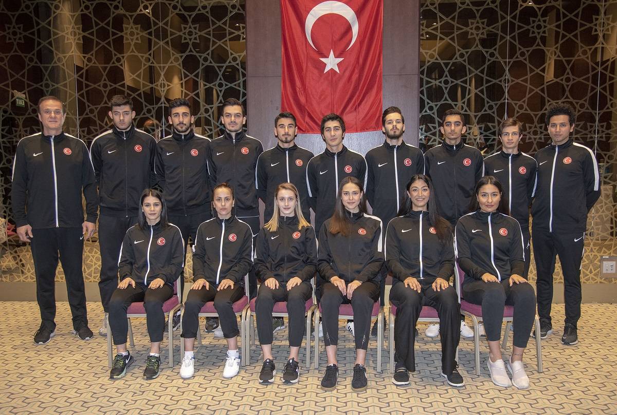 Büyükler Dünya Taekwondo Şampiyonasına katılacak milli takım kafilesi İngiltere’ye gitti.