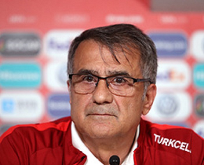 A Milli Futbol Takımı Teknik Direktörü Şenol Güneş, ay yıldızlı