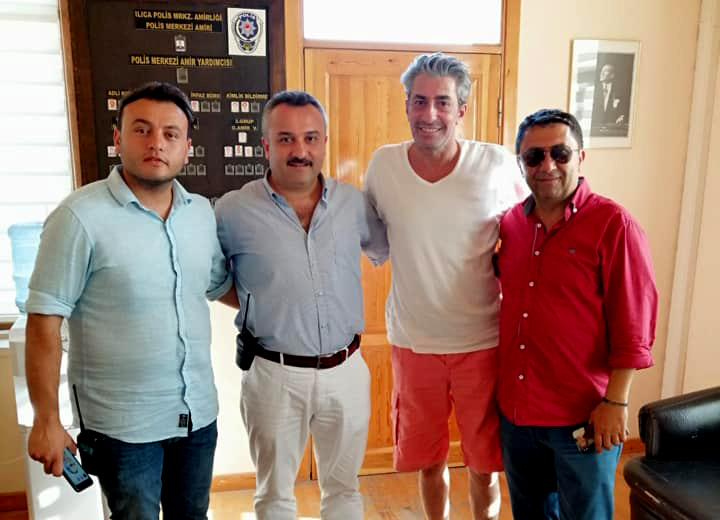 Oyuncu Petekkaya Alaçatı Polis Merkezi’ni Ziyaret Etti Tatilini Alaçatı’da geçiren ünlü oyuncu Erkan Petekkaya, Alaçatı Şehit Doğan