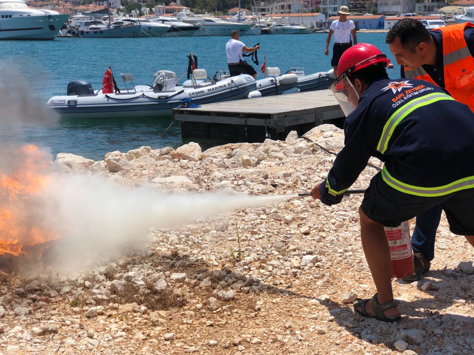 Çeşme Marina çalışanlarının yangın tatbikatı gerçeği aratmadı. Marina çalışanları yangınla
