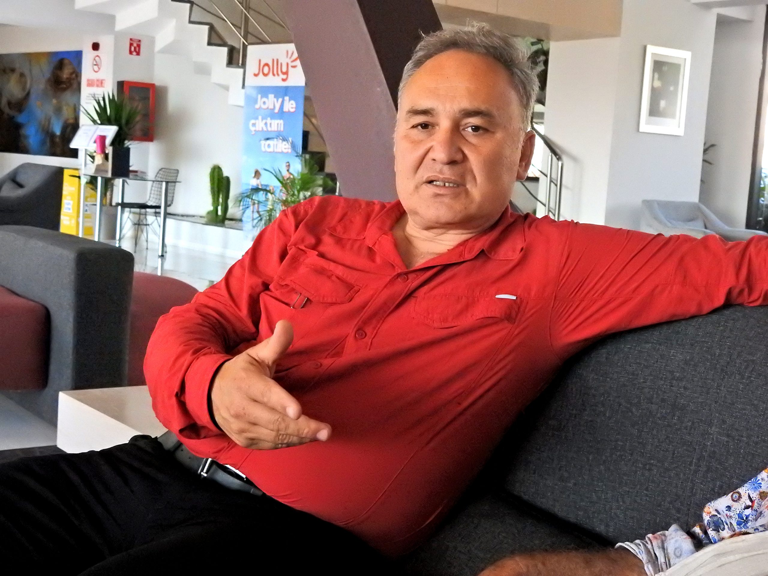 Çeşme’deki turistik otellerden birisi olan Pırıl Otel’in Genel Müdürü Kaan