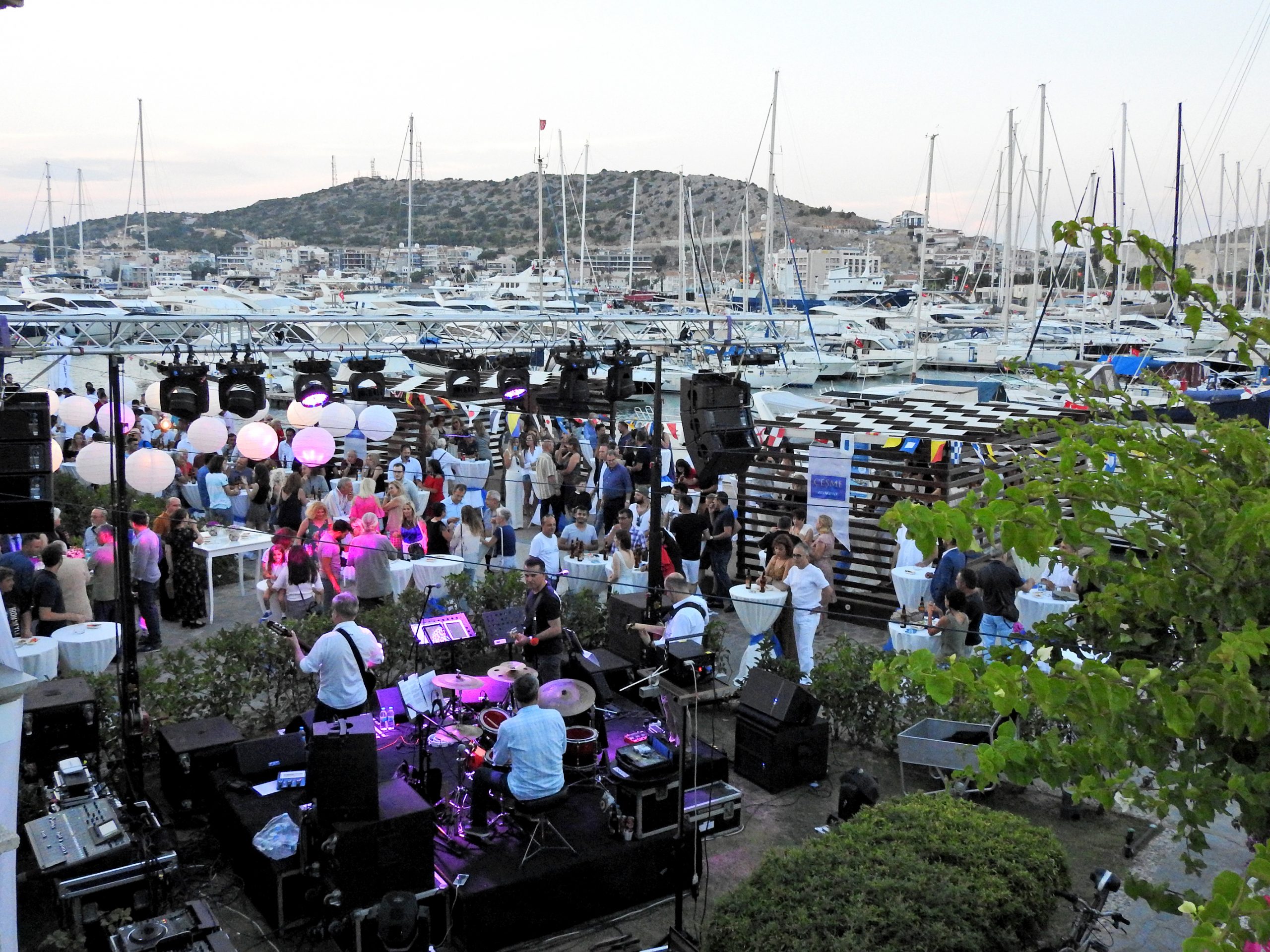 Çeşme Marina’nın gelenekselleşen “Yaza Merhaba” partisi, yoğun bir katılımla gerçekleştirildi.