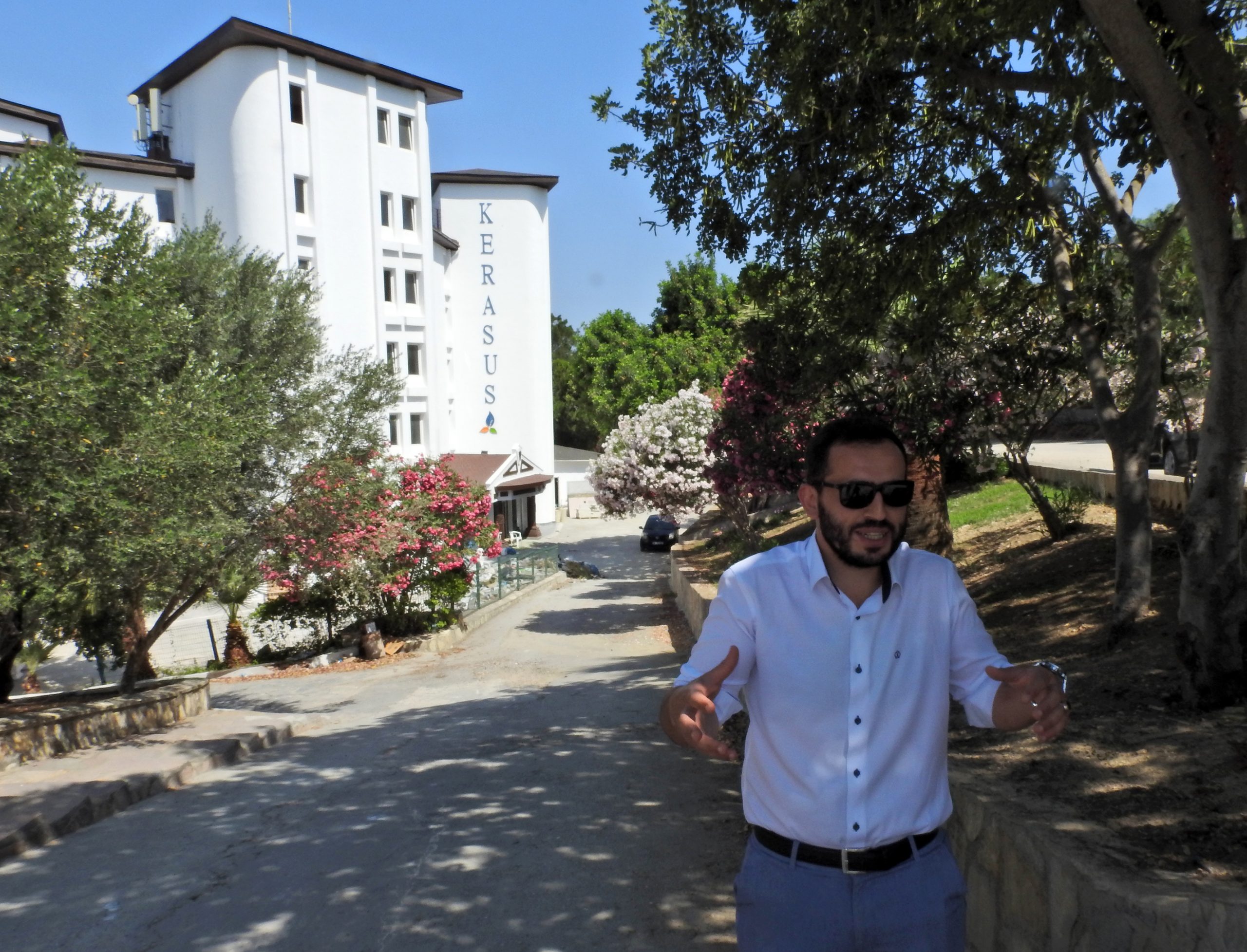 Çeşme’nin Ayasaranda bölgesinde yer alan Kerasus Resort Otel’in görsellerini kullanılıp,