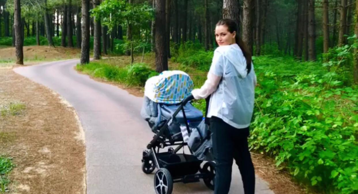 Geçtiğimiz ay doğum yapan Fahriye Evcen oğlu Karan ile birlikte