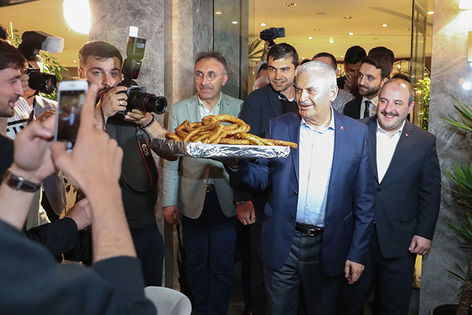 Varank ve Yıldırım, Sahurda Gençlerle Buluştu Ankara’da geçtiğimiz günlerde gençleri twitter hesabı üzerinden gençleri sahura çağıran