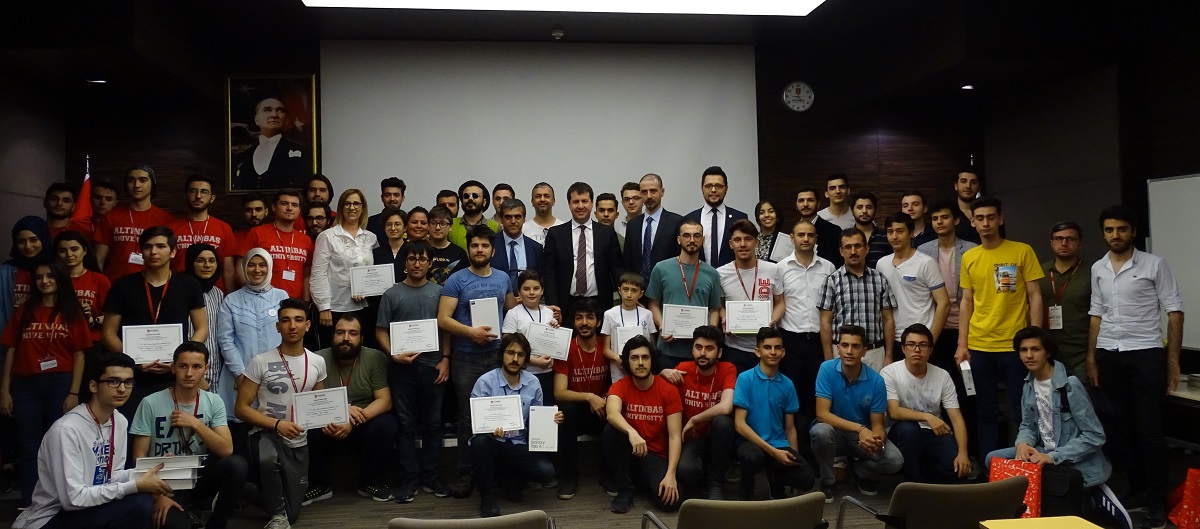 Altınbaş Üniversitesi’nin, gençleri geleceğin dünyasında her alanda belirleyici olacağı vurgulanan
