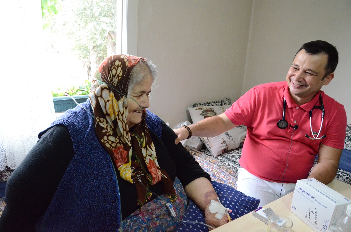 170 kilo ağırlığındaki Morbit Obez Habibe Apak (74),  evde gördüğü