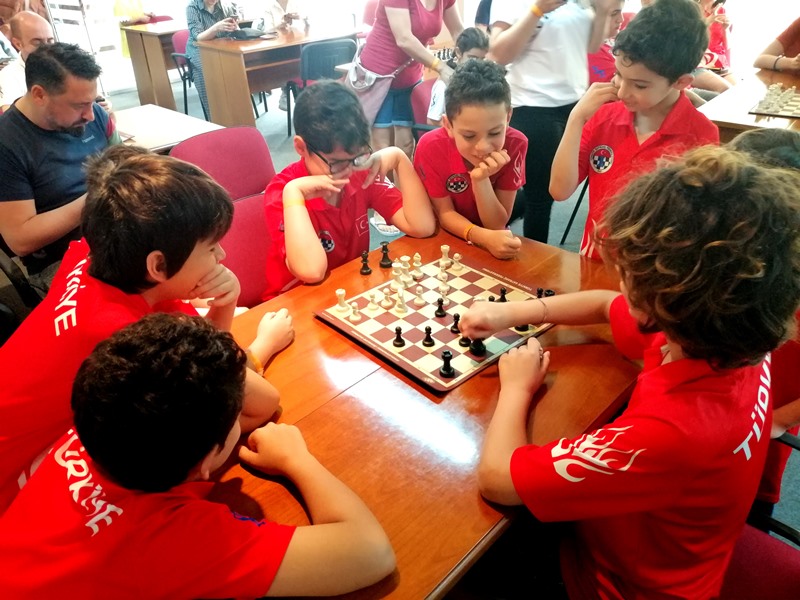 Romanya’da satranç heyecanı sürüyor. Romanya, Mamaia’da düzenlenen 2019 Avrupa Okullar