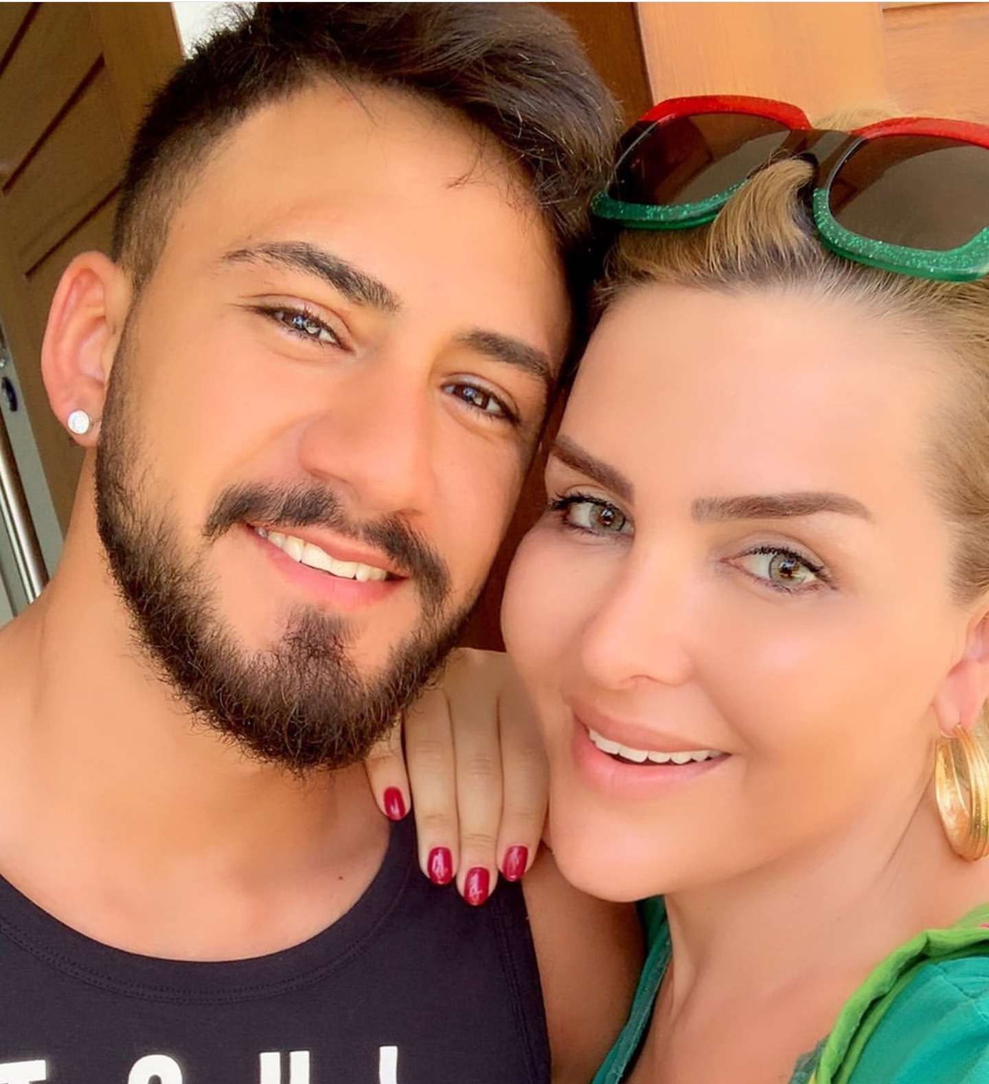 Futbolcu Gökhan Çıra ile birlikte olan Selin Ciğerci evleneceklerini duyurdu.