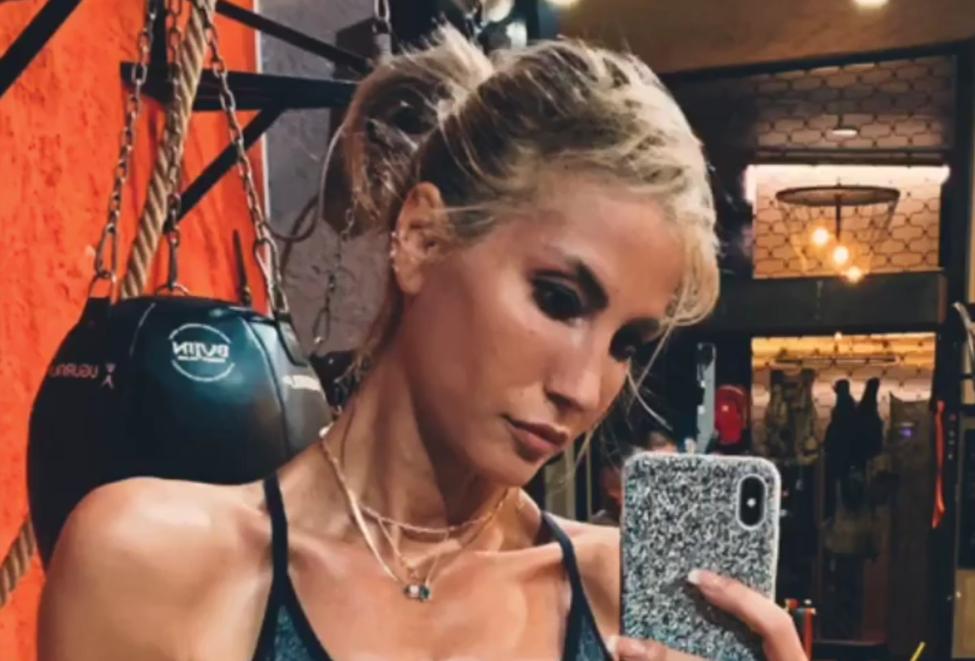 Çağla Şıkel’den Fit Poz 2 çocuk annesi olan ünlü manken Çağla Şıkel spor yaparken