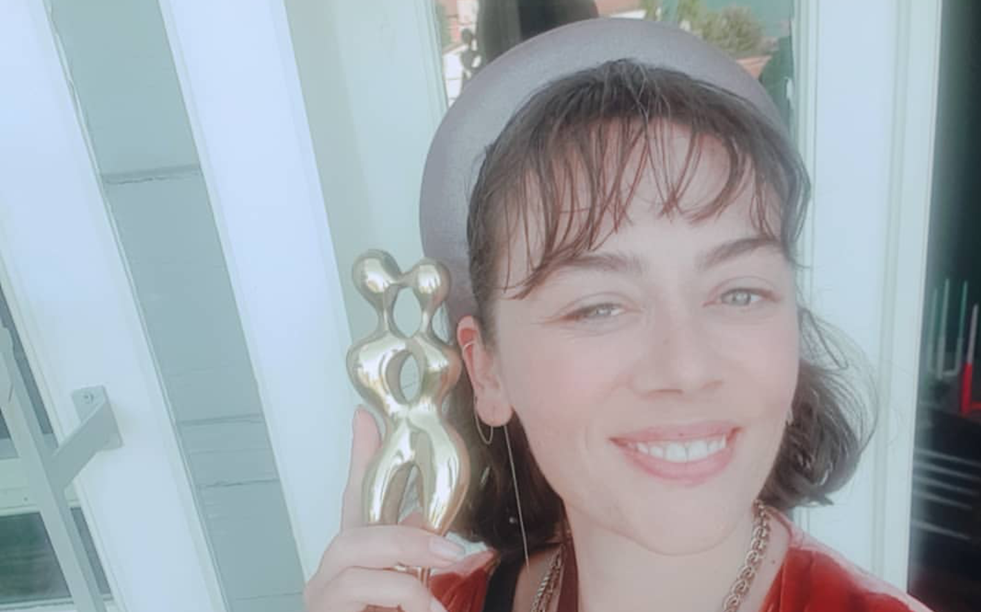 Demet Evgar’dan Ödüllü Paylaşım Güzel oyuncu Demet Evgar Dakka Uluslararası Film Festivali’nde aldığı ödül