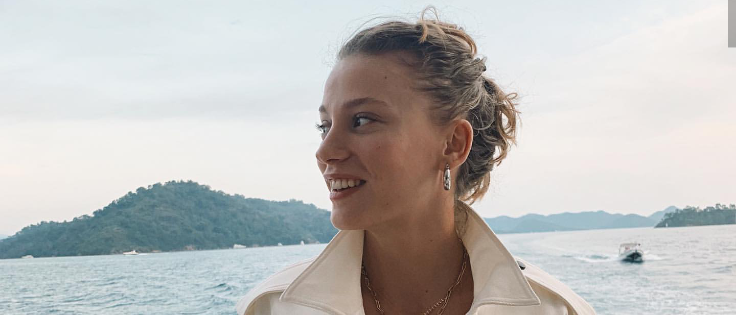 Serenay Sarıkaya’dan Açıklama ! Güzel oyuncu Serenay Sarıkaya bugün yaptığı paylaşımla hakkında çıkan dedikoduları