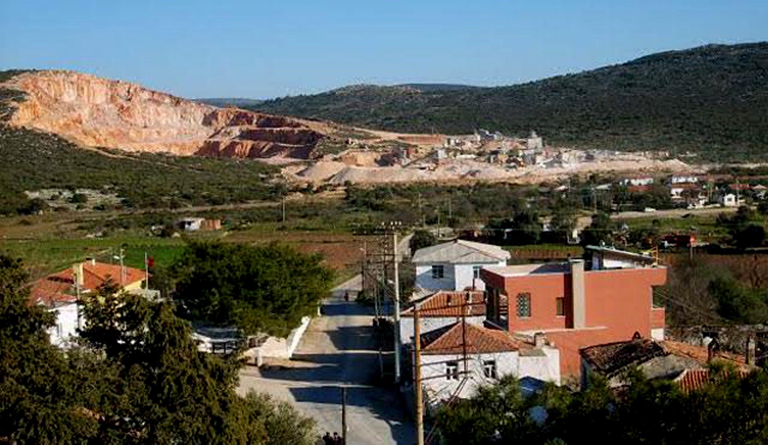 Çeşme’nin Germiyan Mahallesi’ndeki taş ocakları sorunu bitmek bilmiyor. Danıştay tarafından