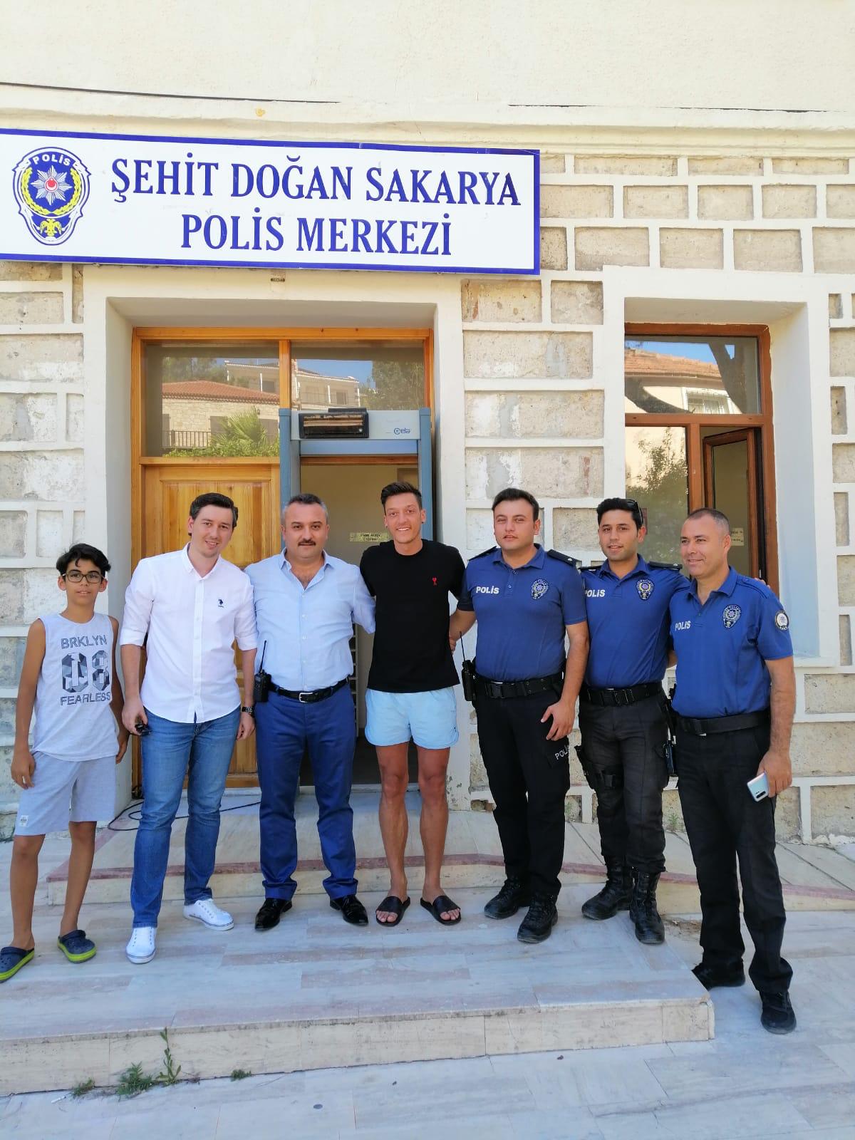 Alaçatı Şehit Doğan Sakarya Polis Merkezi, tatillerini Alaçatı’da geçiren ünlülerin