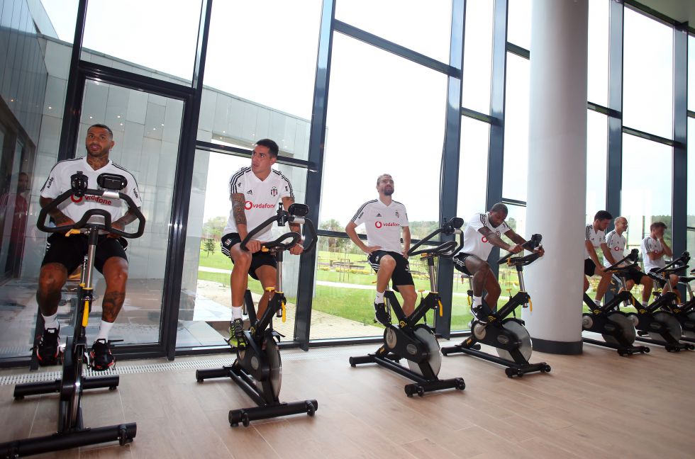 Beşiktaş’ta Yeni Sezon Hazırlıkları Beşiktaş, yeni sezon hazırlıklarına Riva Hasan Doğan Tesisleri’nde yaptığı antrenmanla