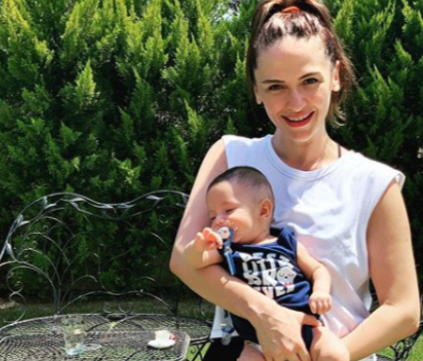 Oyuncu Sinem Uslu Oğlu Kemal ile Fotoğrafını Paylaştı Güzel oyucu Sinem Uslu sosyal medya hesabından oğlu Kemal ile