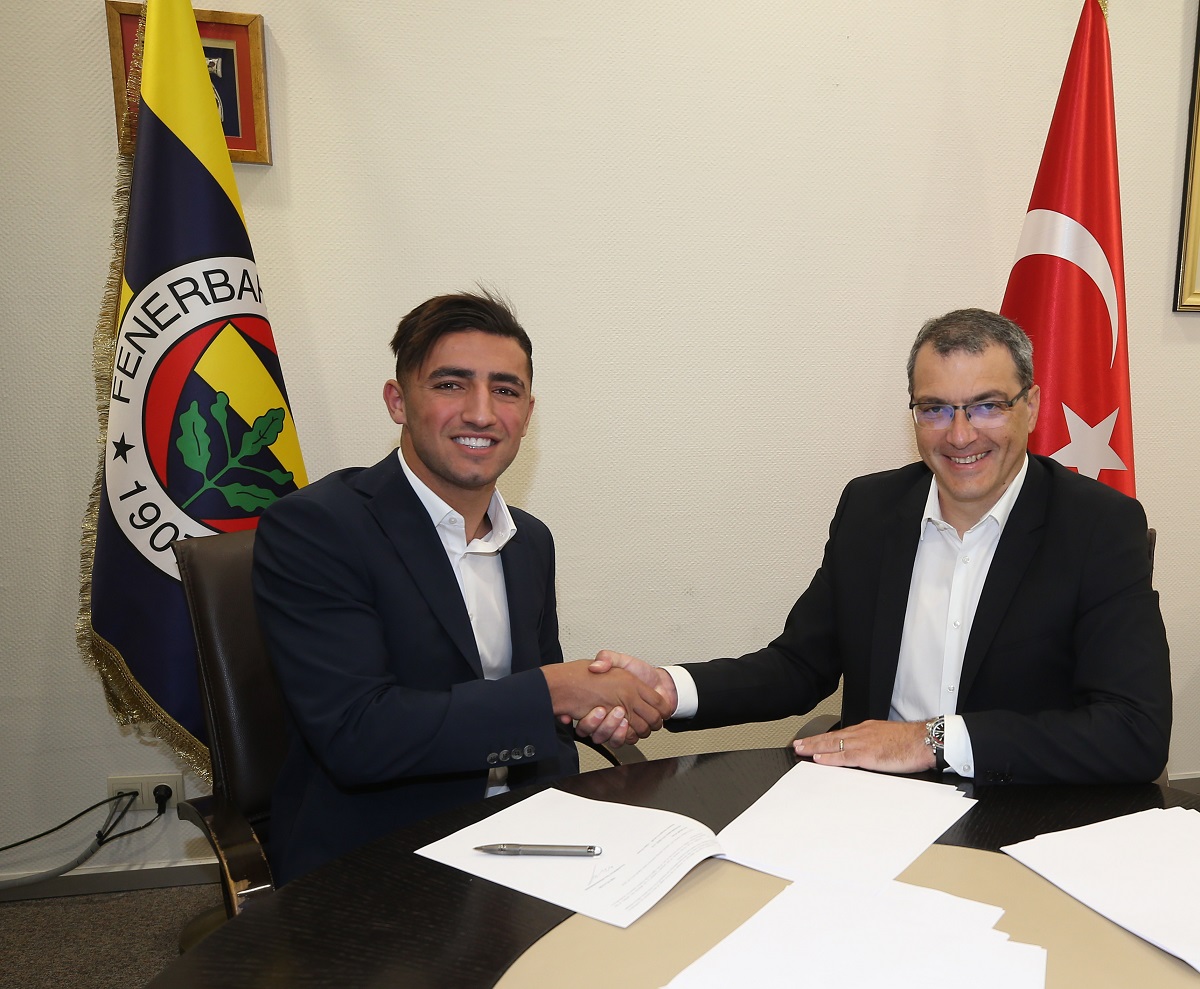 Fenerbahçe Spor Kulübü İranlı santrafor Allahyar Sayyadmanesh ile anlaşmaya vardı.