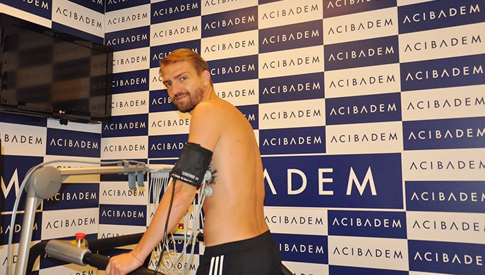 Futbolcu Caner Erkin ile teknik ekipten; Şenol Fidan, Recep Uçar,
