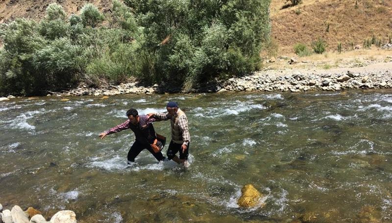 ​Saha çalışması yayan Veteriner Hekim Cengiz Demirtaş, dereyi geçmek isteyen