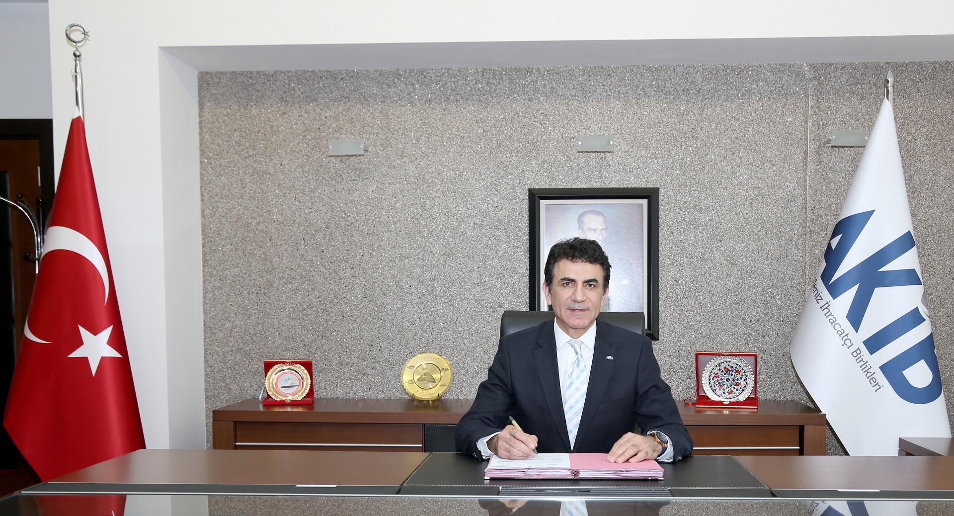 Akdeniz İhracatçı Birlikleri (AKİB), iş dünyasına ticaret hayatı ile ilgili