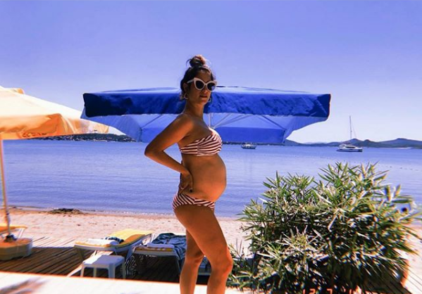 Hazal Kaya bebeğinin cinsiyetini ve ismini instagram hesabından paylaştığı fotoğrafla