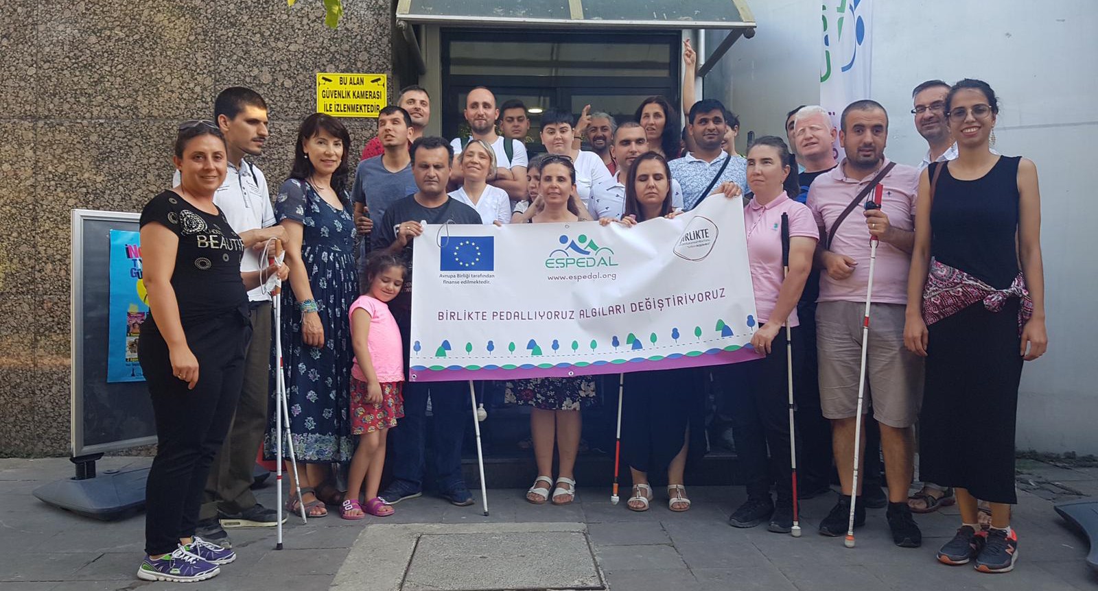 Engelli ve engelsiz bisiklitlileri tandem adı verilen ikili bisiklet üzerinde