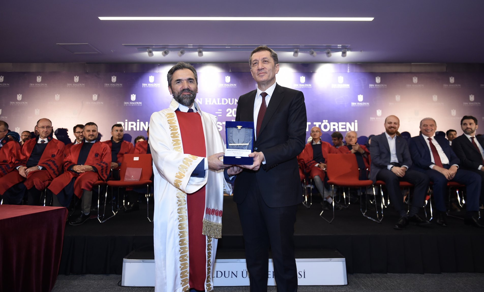 Millî Eğitim Bakanı Ziya Selçuk, bir üniversitenin mezuniyet töreninde yaptığı