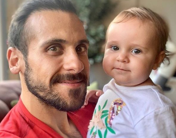 Ümit Erdim’den ‘Günaydın’ Pozu Oyuncu Ümit Erdim sosyal medya hesabından kızı Ses ile fotoğrafını