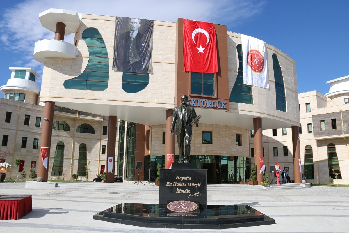 Nevşehir Hacı Bektaş Veli Üniversitesi 6 akademik personel alacağını duyurdu.