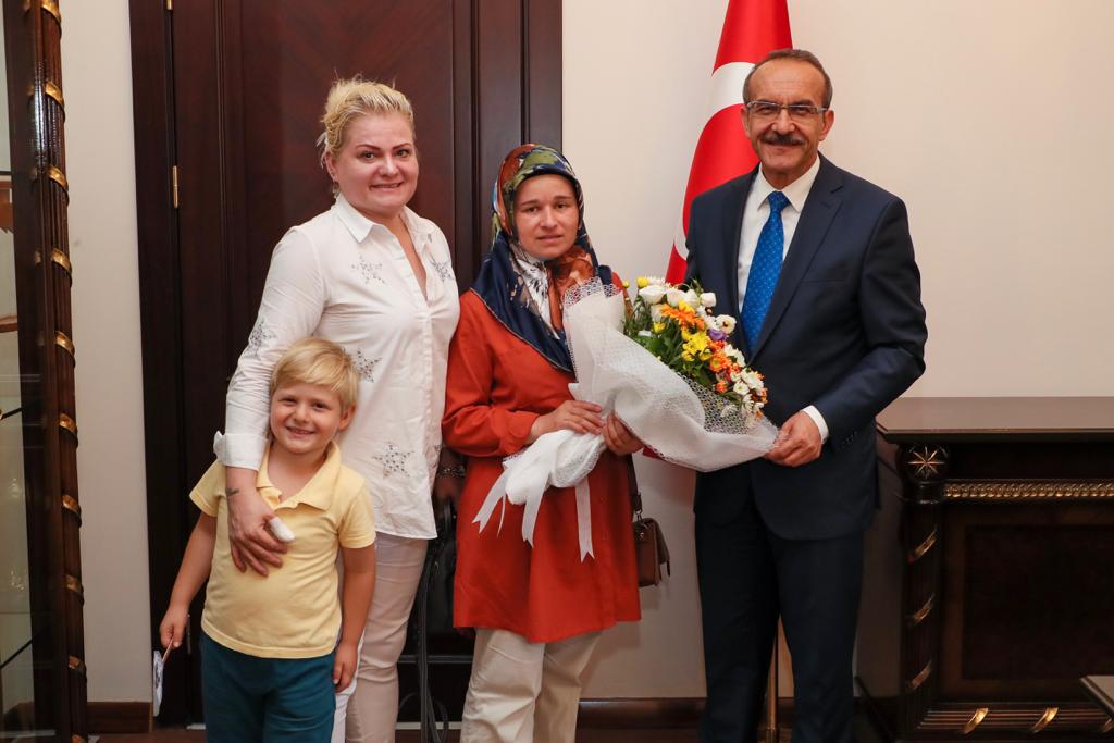 Vali Yavuz’un Desteğiyle Hayata Tutunan Zehra’dan Hayat Teşekkürü 1998 yılında yapılan yanlış ameliyat sonucu sağlığını kaybetme noktasına gelen