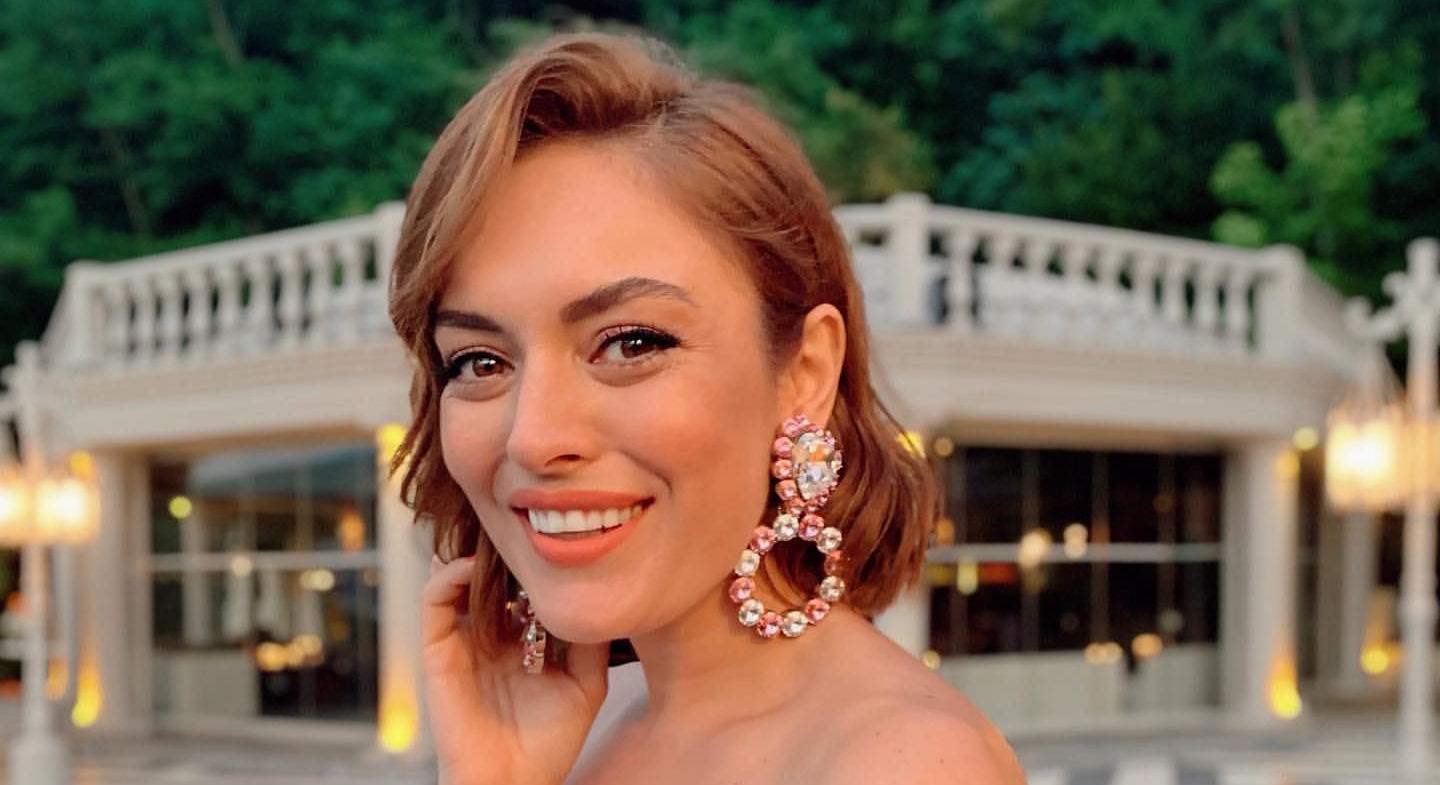 Ezgi Mola’dan Yeni Paylaşım Son olarak Enis Arıkan, Serenay Sarıkaya, Şükrü Özyıldız gibi isimlerin